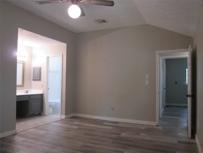 Building Photo - 2506 Portland Dr