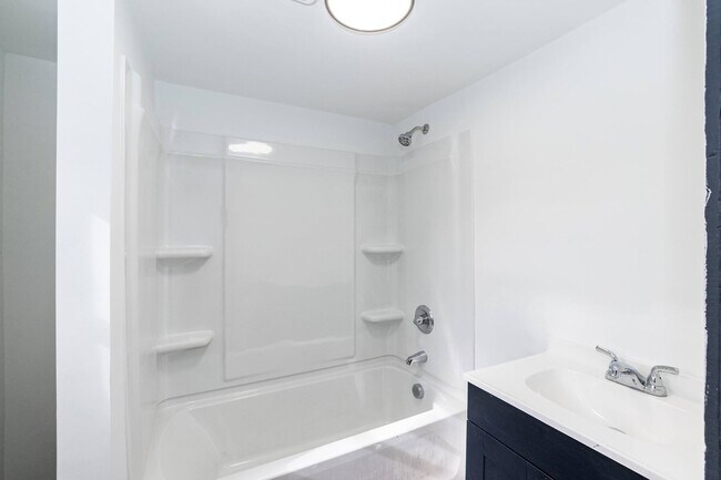 Building Photo - Spacious Three Bedroom Remodeled Home!