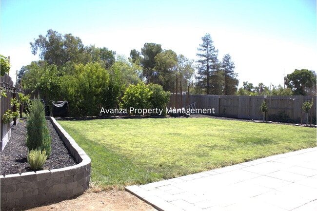 Building Photo - 1 Year Lease 4 Bed  3 Bath  Rent: $2,695 D...