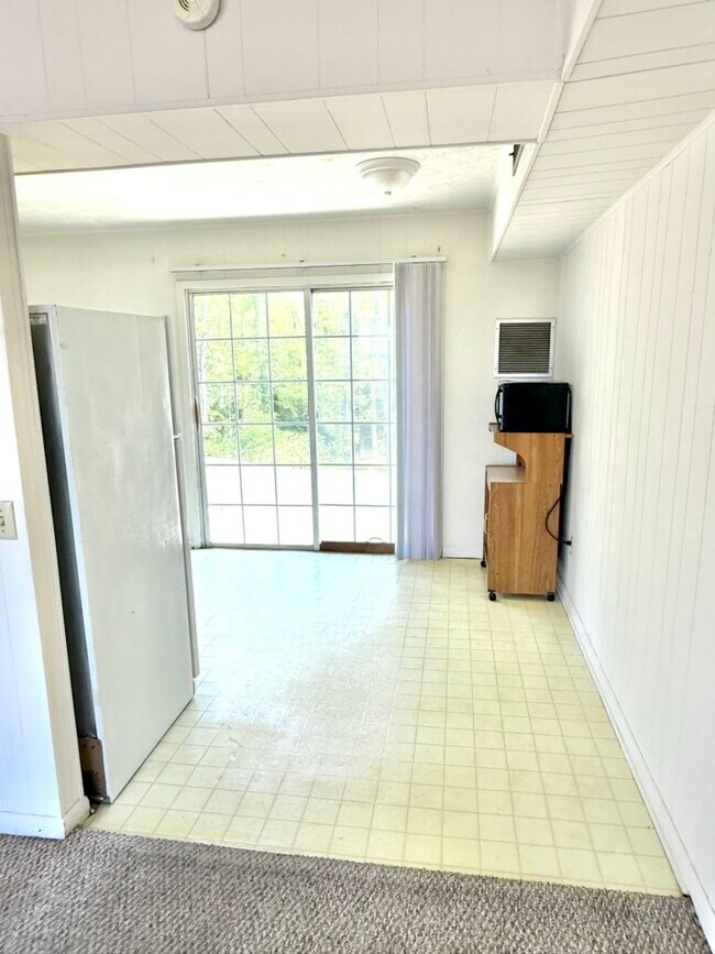 Building Photo - 3812 Memorial Blvd