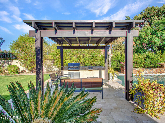 Building Photo - 6031 E Paradise Dr
