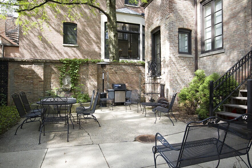 Outdoor dining & entertaining area - back (7) - 1228 N Dearborn St