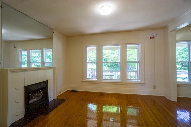 Building Photo - First Floor Flat Close to Campus Off Stree...