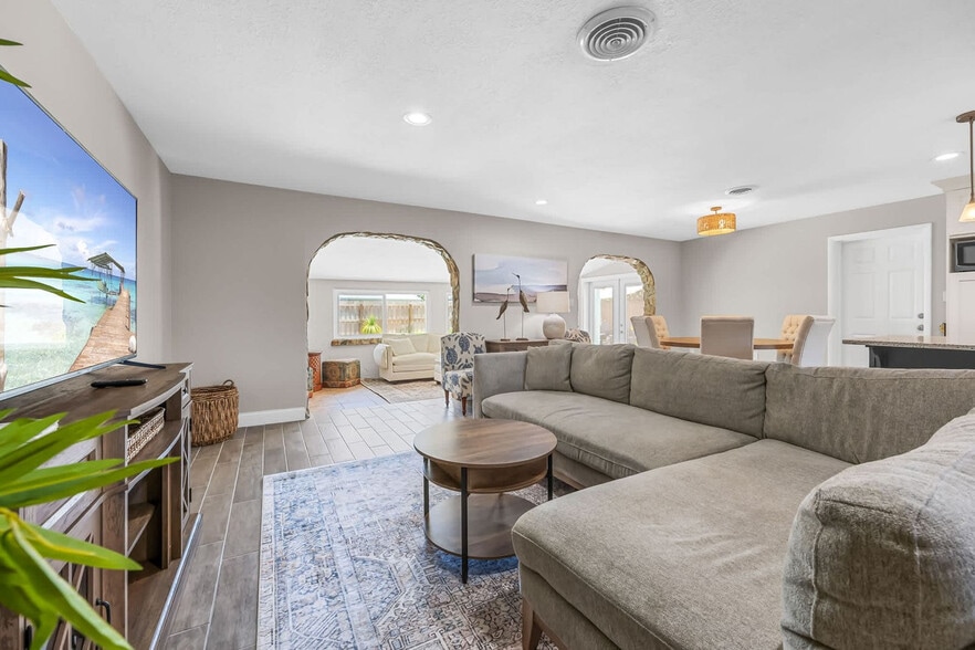 Building Photo - 128 Martin St