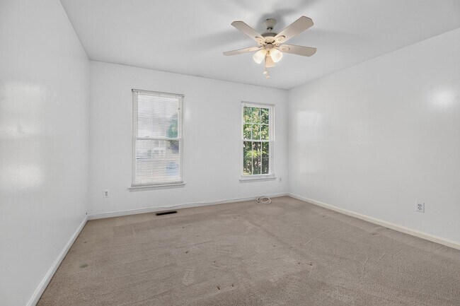 Building Photo - Meticulously maintained & spacious 4 Bd/2 full & 2 half bath home  Home in Dawson's Landing - Pet...