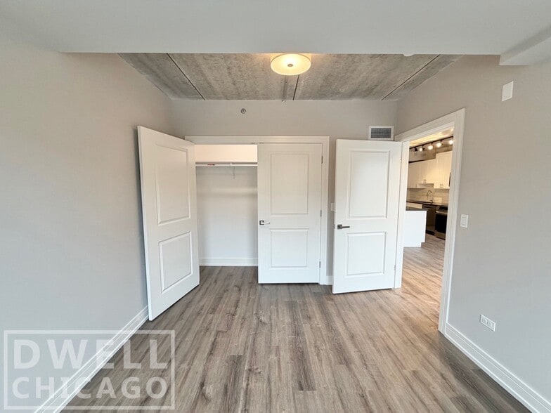 Building Photo - 938 W Carmen Ave