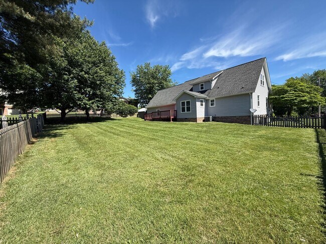 Building Photo - Charming Cape Cod in Halls