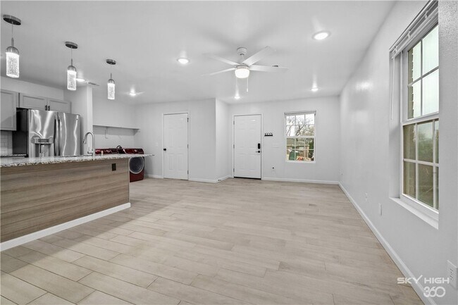 Building Photo - 731 Erika Ave