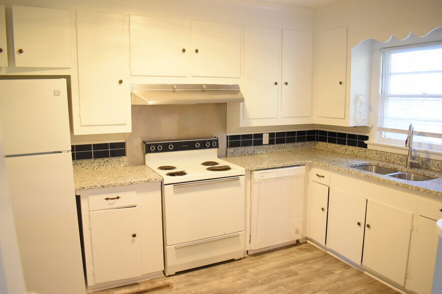 Building Photo - 2103 Pender Ave