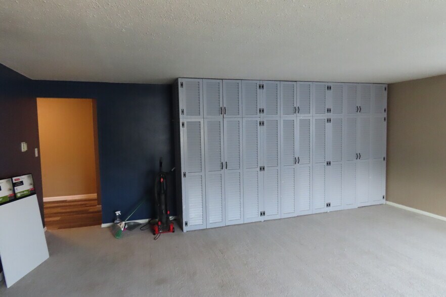 livingroom 20-20 built in closets - 1605 Doty St