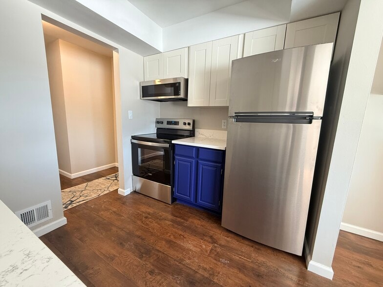 Building Photo - 670 E Fox Hills Dr