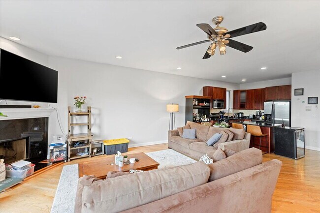 Building Photo - 921 N Damen Ave