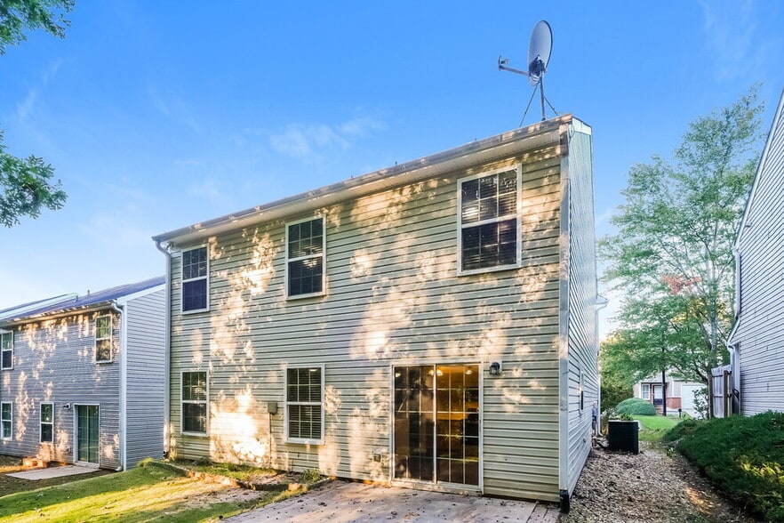 Building Photo - 2770 Mayfair Dr