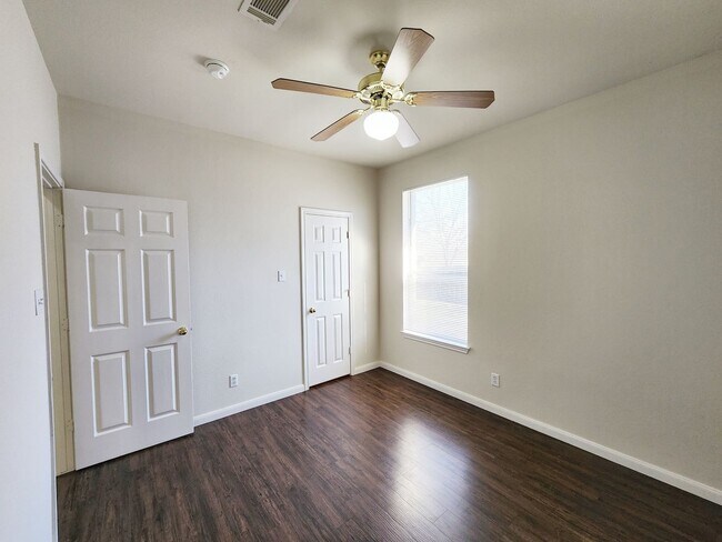 Building Photo - 1503 Cedar Park Dr