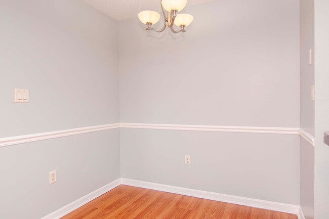 Building Photo - Remodeled 2 Bedroom 2 Bathroom w/ Master Ensuite Walk In Shower