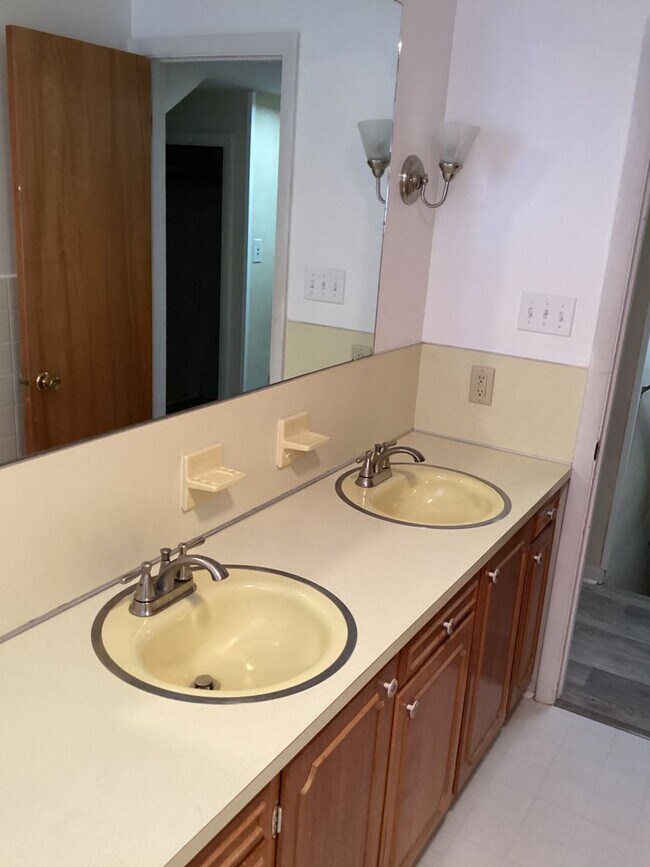 Building Photo - Roomy Updated Home in Established Neighbor...