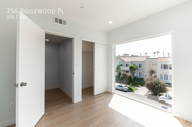 Building Photo - 756 N Ridgewood Pl