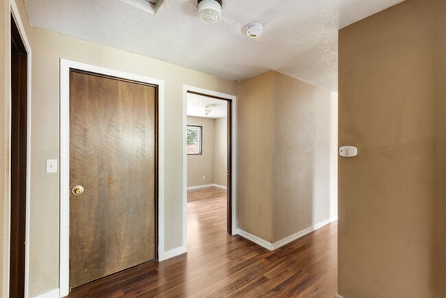 Building Photo - THREE BEDROOM IN MINT VALLEY
