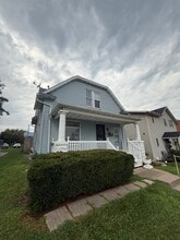 Building Photo - 2-912 E 6th St