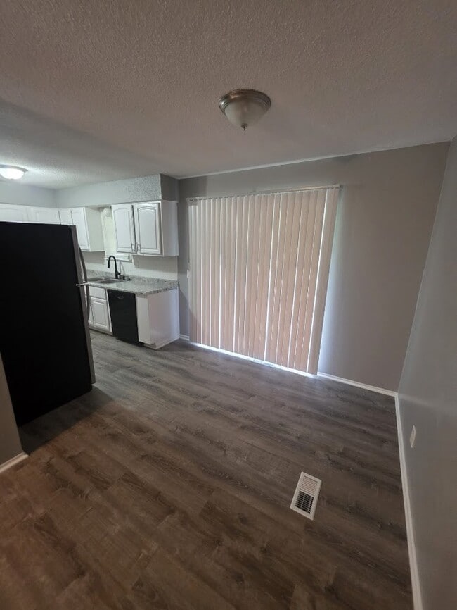 Building Photo - Beautiful 4 bedrooms and 1 bath home located on NE 38th St in Kansas City, MO