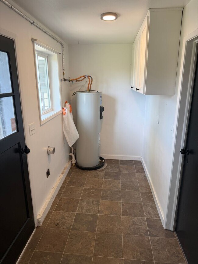Building Photo - Updated 2 bedroom 1 bath duplex!