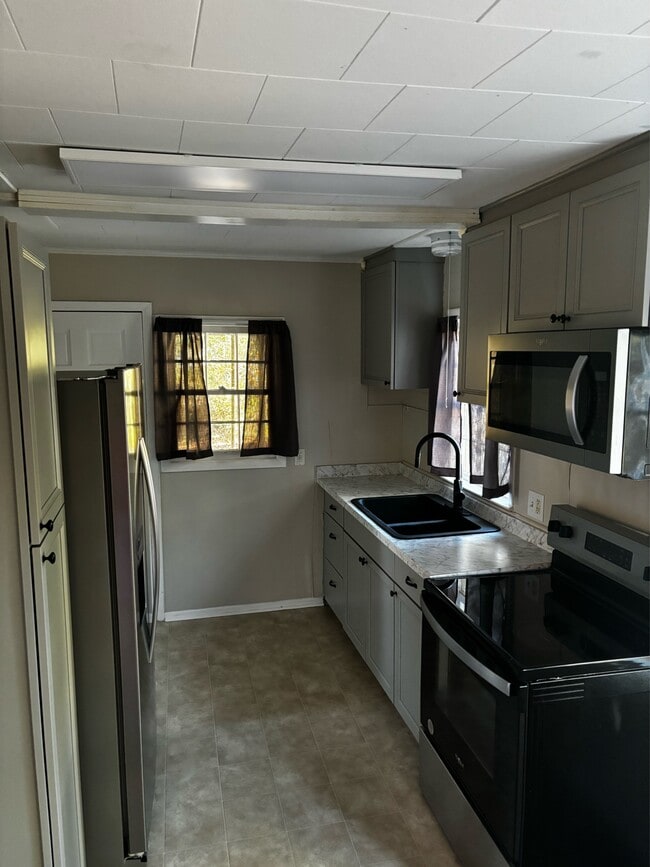 Building Photo - 704 N Main St