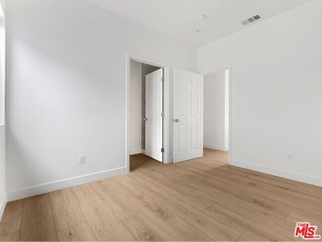 Building Photo - 1220 W 25th St