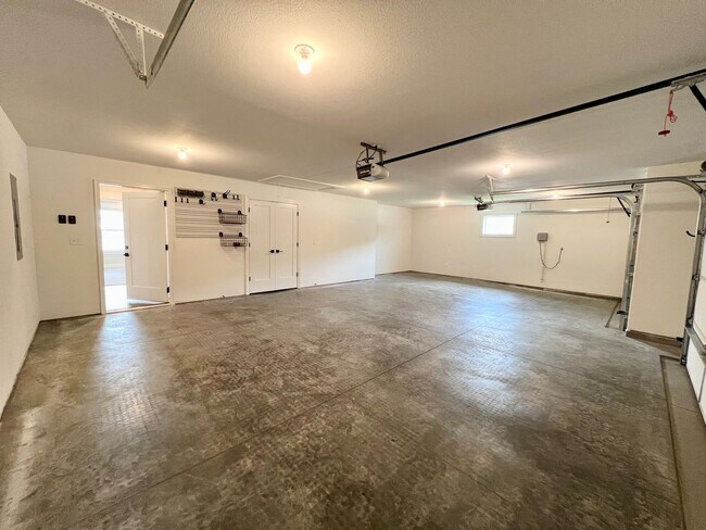 Building Photo - Modern Single-Family Home in Scenic Meadows Neighborhood