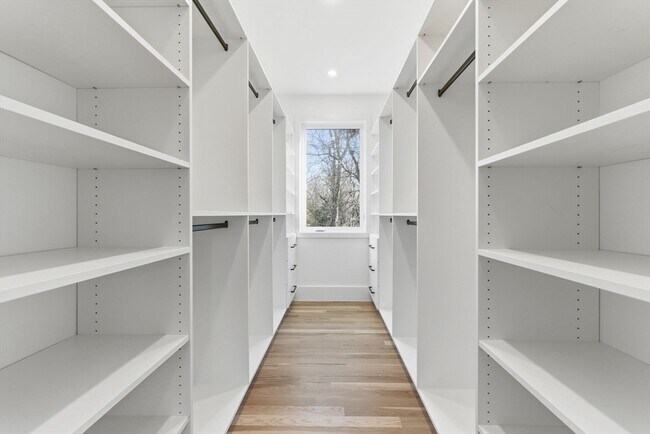 Building Photo - 82 Louise Rd