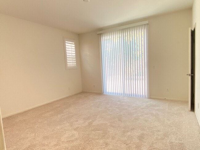 Building Photo - Beautiful 6 bed and 4.5 bath home in West ...