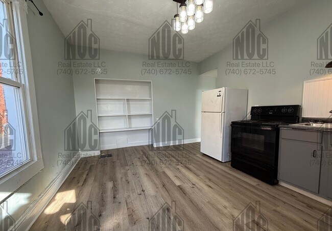 Building Photo - 726 E Main St