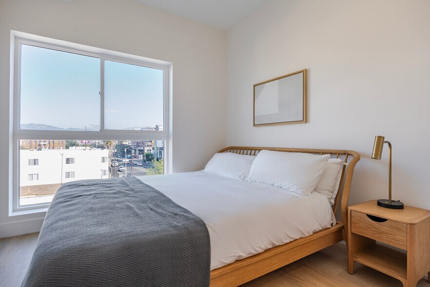 Building Photo - 611 N Virgil Ave