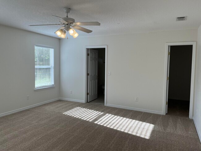 Building Photo - 706 Oaklawn St