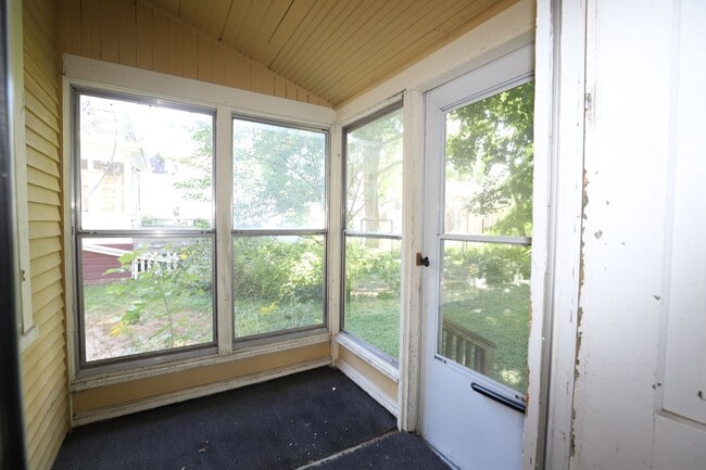 Building Photo - Great Four-Bedroom-Plus-Den House in Vilas...