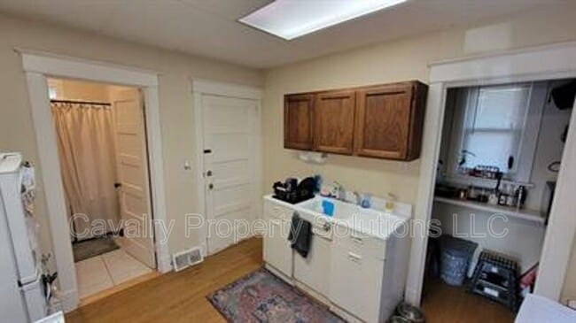 Building Photo - 617 E 8th St