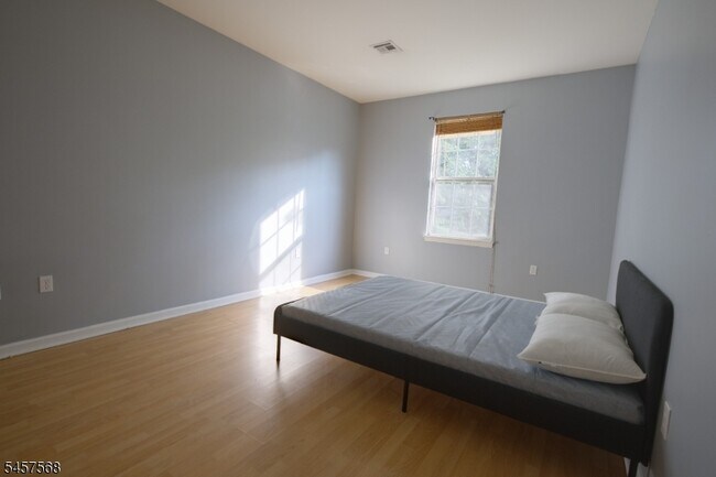 Building Photo - 372 Bramhall Ave