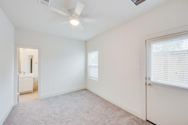 Building Photo - 2102 Live Oak St