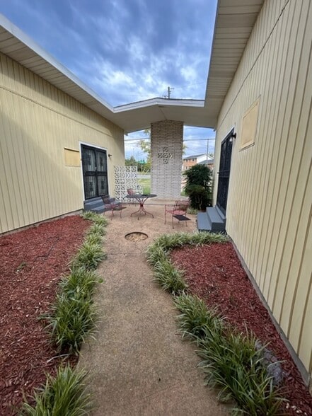 Shared Courtyard - 3210 Doverside Dr
