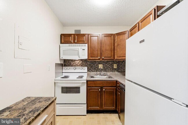 Building Photo - 2059 Huntington Ave