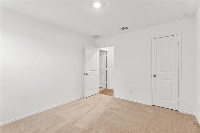Building Photo - 104 Winged Foot Ct