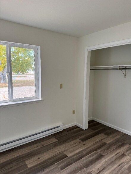 Building Photo - 3850 N Shore Dr