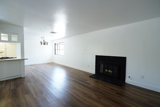 Building Photo - 220 Lilac Ct