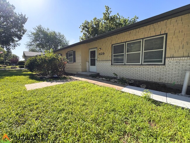 Building Photo - Home with Fenced Yard~Great West Side Loca...
