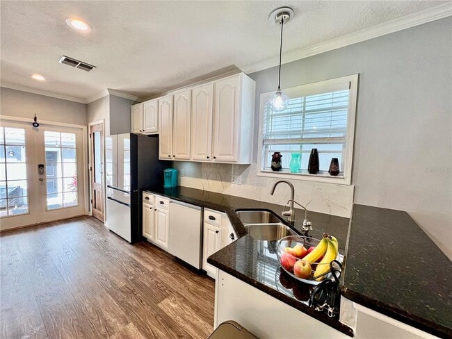 Building Photo - 16112 Loneoak View Dr