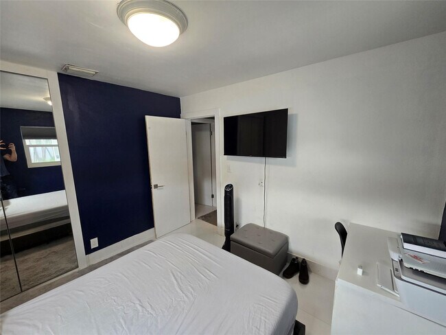 Building Photo - 2340 NE 8th Ave