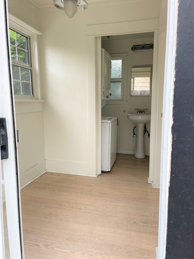 Building Photo - 449