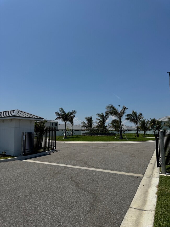 Building Photo - 697 Clearwater Ave