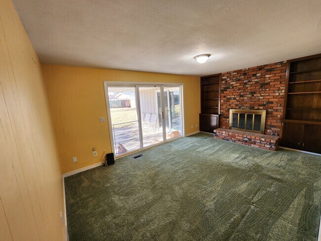 Building Photo - Large 3 bedroom home!