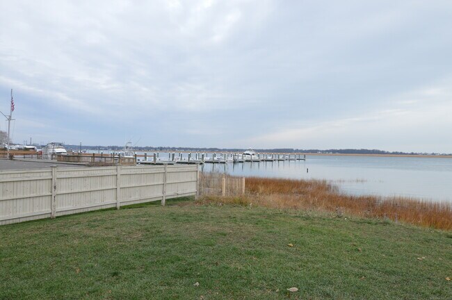 Building Photo - 1460 Elm St