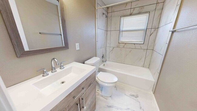 Building Photo - 3 bed 2 bath home with a carport in backyard